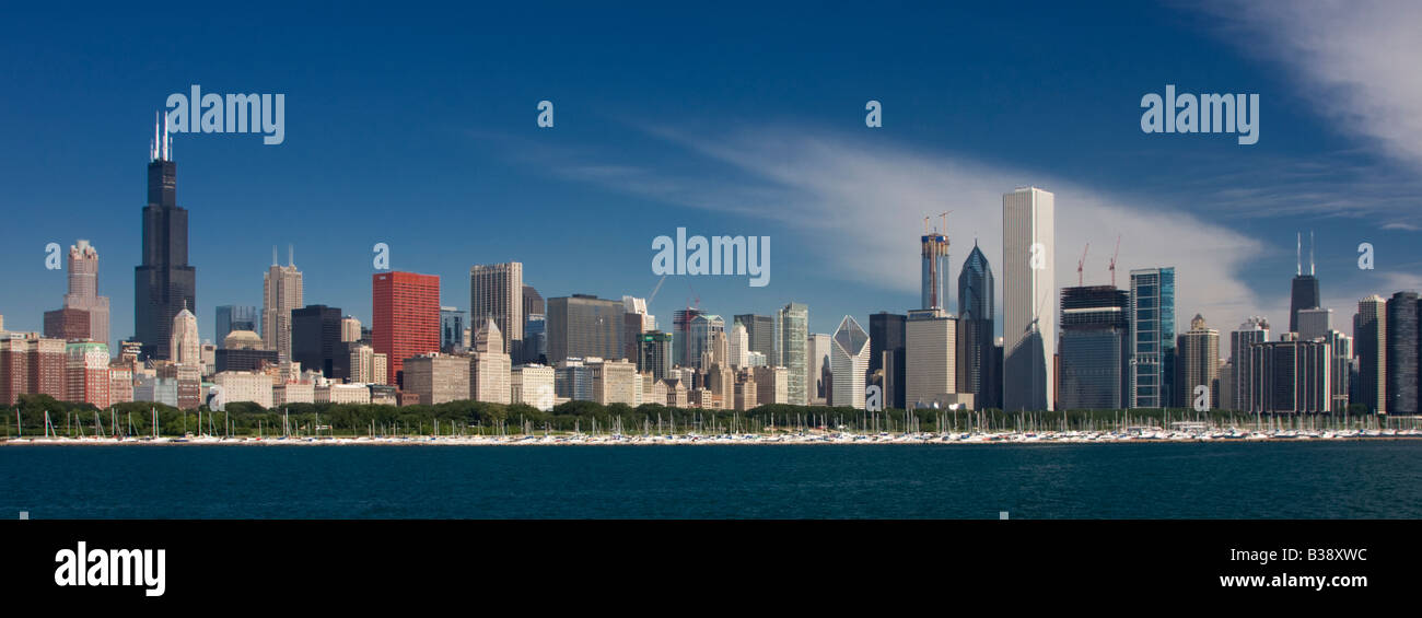 Chicago Illinois Skyline vom Adler Planetarium. Willis Tower (ehemals Sears Tower) auf der linken Seite, 875 No. Michigan Ave (Hancock Building) auf der rechten Seite. Stockfoto