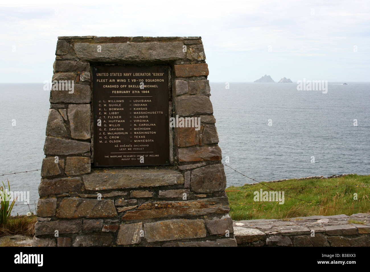 Denkmal für US-Marine aus dem zweiten Weltkrieg, Skellig Michael und kleine Skellig im Hintergrund, County Kerry. Stockfoto