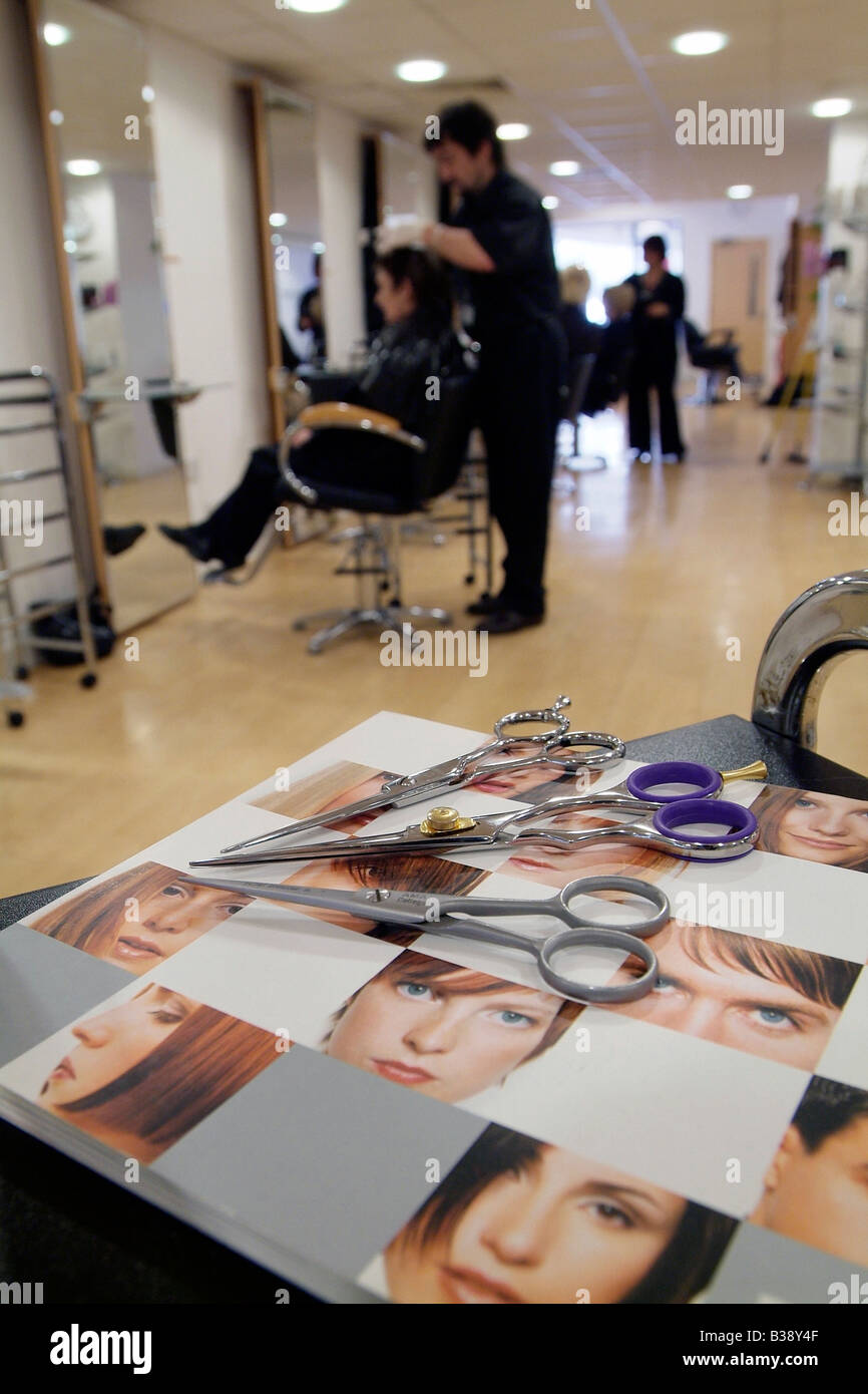 Auswahl der Friseur Schere mit Stil-Buch und Out-of-Focus Haar-Salon-Hintergrund Stockfoto