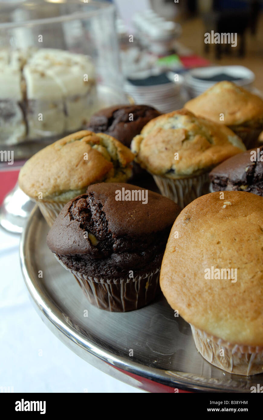 Hausgemachte Muffins auf den Verkauf in einem Coffee-shop Stockfoto