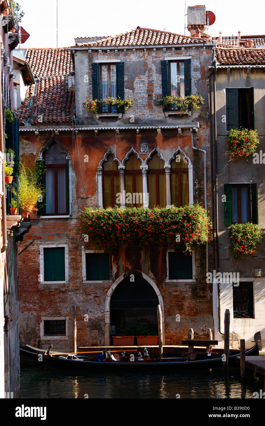 Ein Haus an der Küste von einem Kanal / Kanal. Venedig, August, 2008-Venedig, Italien, Stockfoto