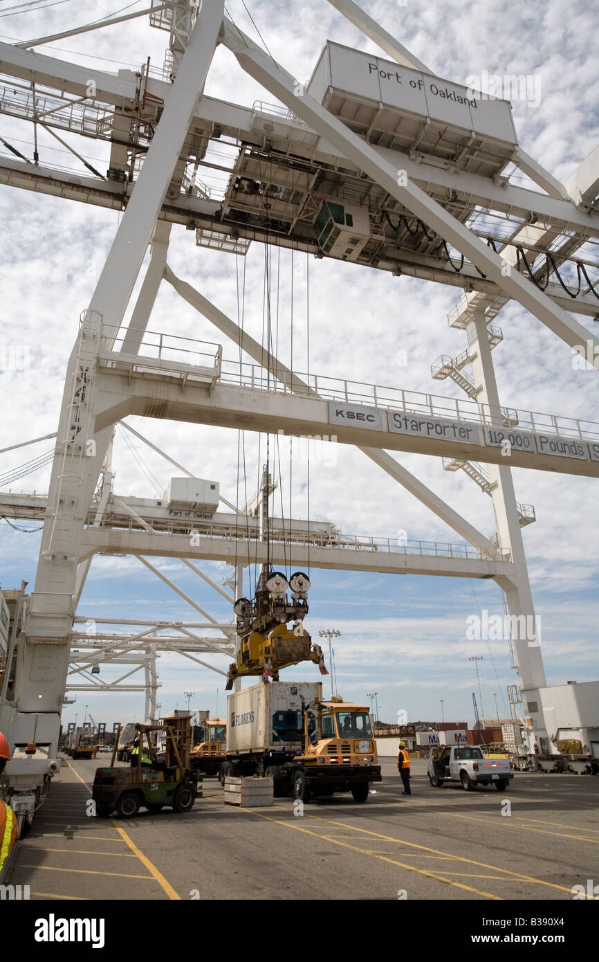 Oakland Kalifornien A Kran lädt shipping Container auf einem Containerschiff im Hafen von Oakland Stockfoto