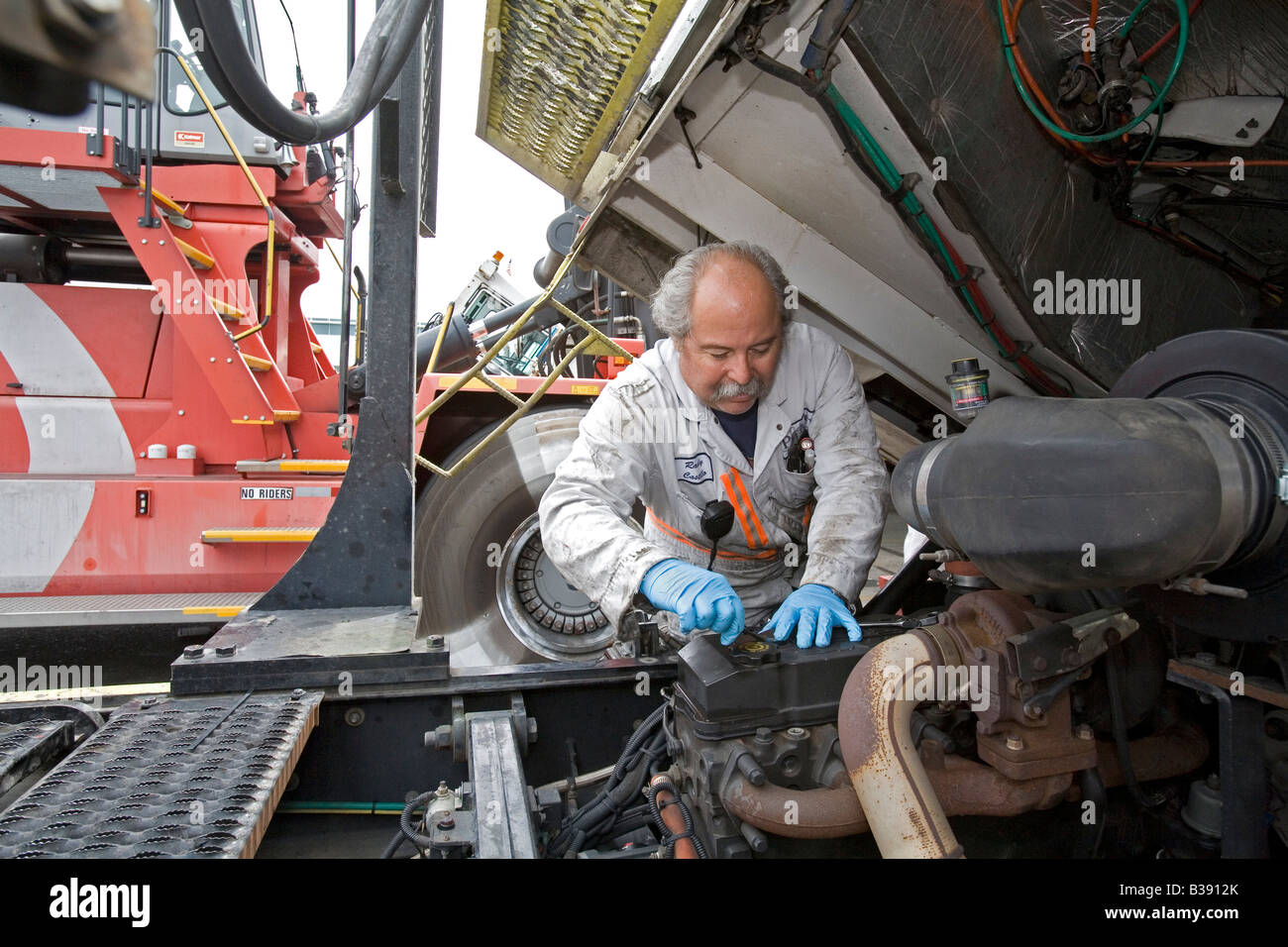 Oakland Kalifornien A Mechaniker repariert einen LKW für den transport von Containern im Hafen von Oakland Stockfoto