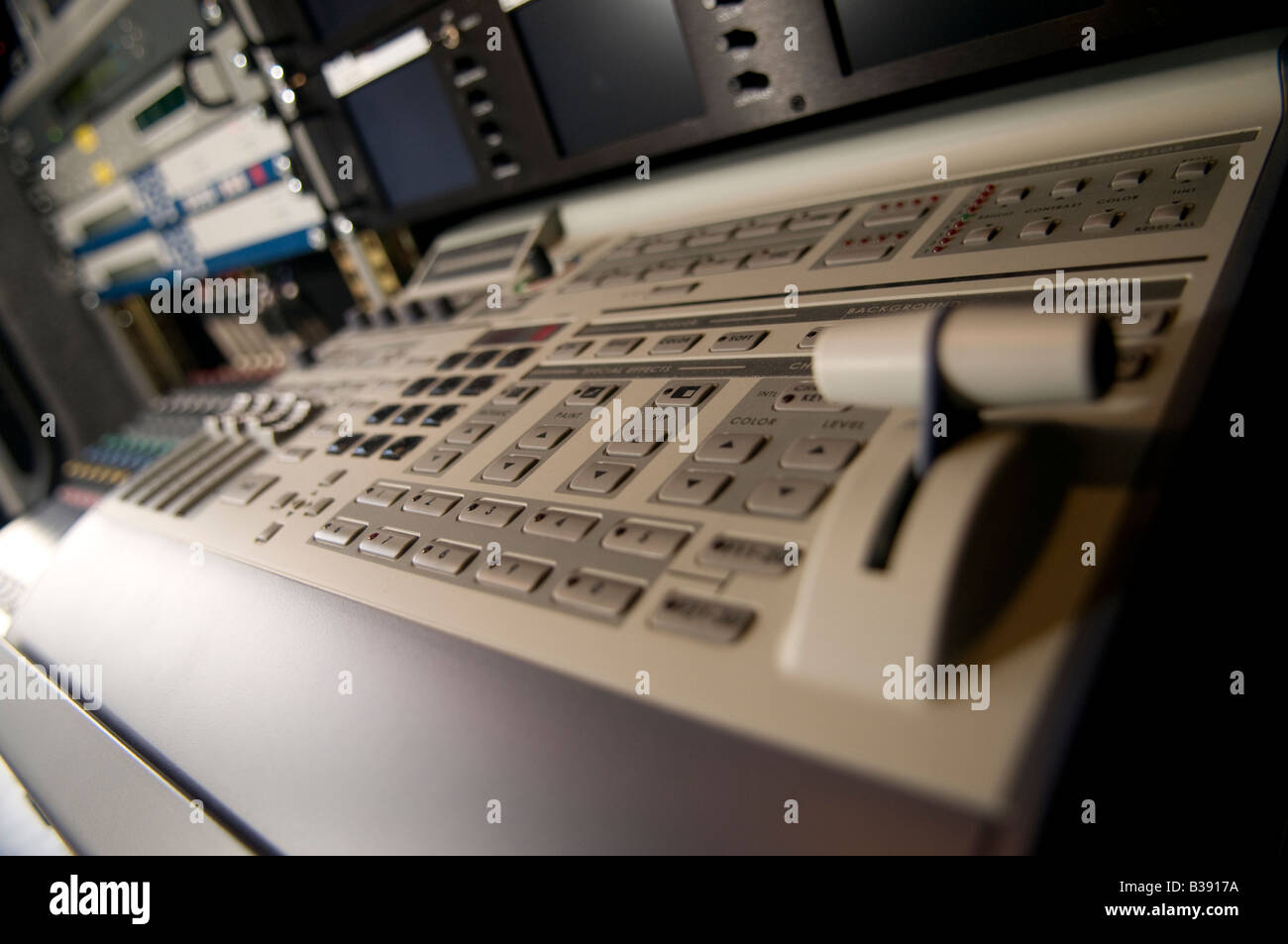 ein Bildmischer in einem externen broadcast Fahrzeug für schnelle Reaktion Berichterstattung Stockfoto