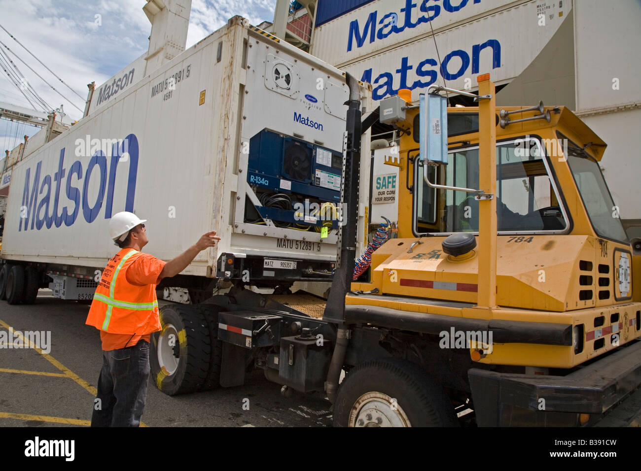 Hafenarbeiter leitet einen LKW-Fahrer im Hafen von Oakland Stockfoto