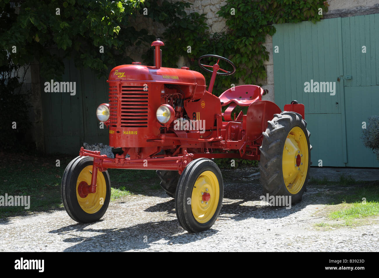 Roter Traktor Stockfoto