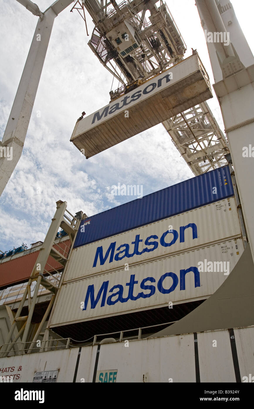 Oakland Kalifornien A Kran lädt Versandbehälter auf das Containerschiff Maui im Hafen von Oakland Stockfoto
