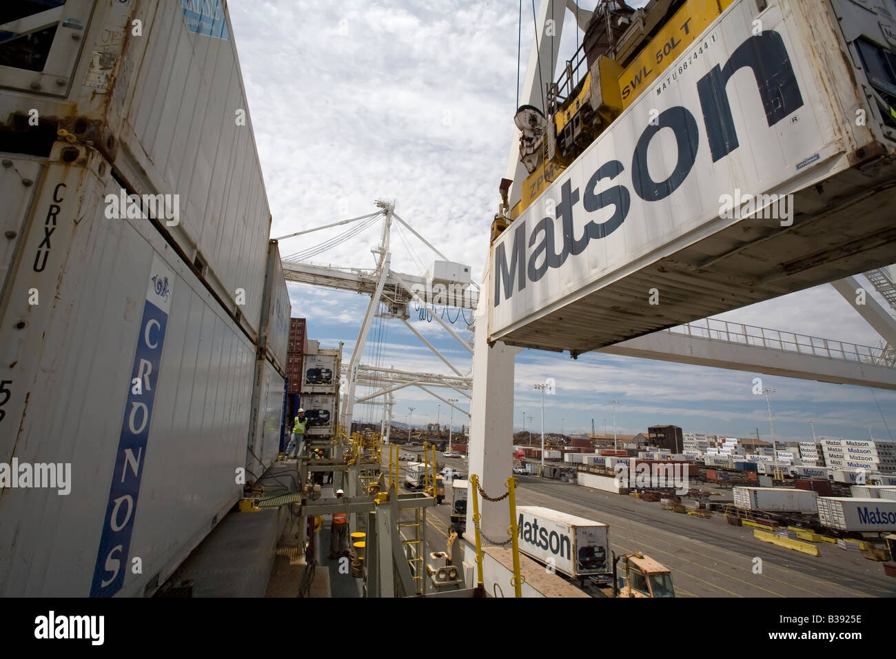Oakland Kalifornien A Kran lädt Versandbehälter auf das Containerschiff Maui im Hafen von Oakland Stockfoto