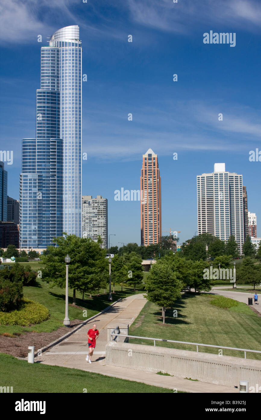 Chicago, Illinois. Neue High-Rise Eigentumswohnung südlich von Stadtzentrum, morgen Jogger. Stockfoto