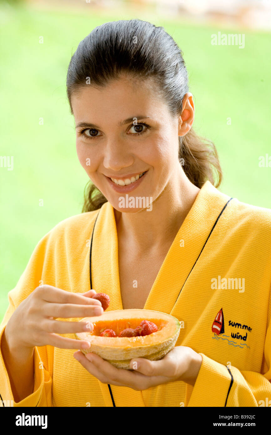 Junge Frau Isst Frisches Obst, Porträt, junge Frau, die Früchte zu essen Stockfoto