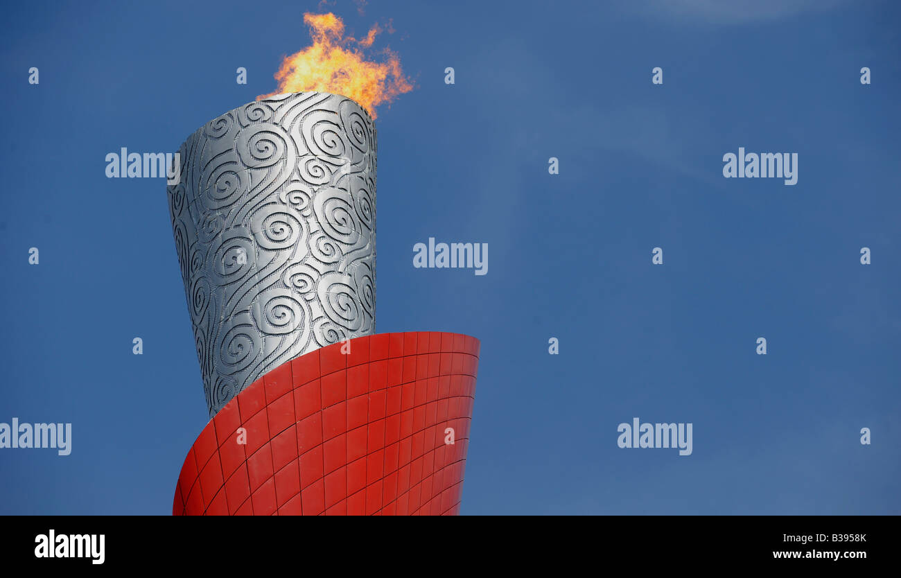 Olympische Flamme im National Stadium, auch bekannt als Vogelnest, während der Olympischen Spiele 2008, gegen blauen Himmel, China Stockfoto