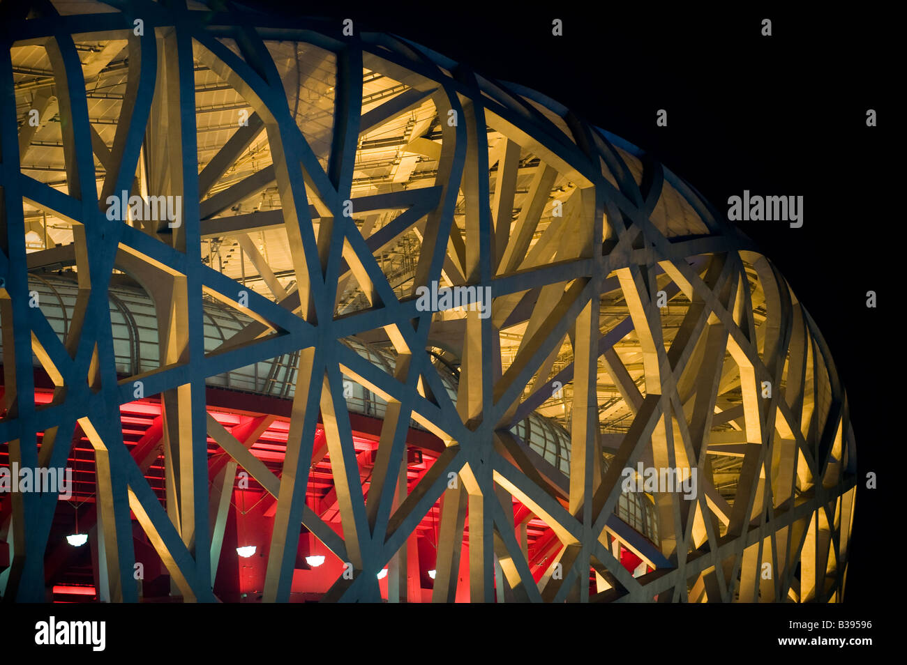 Beijing National Stadium, auch bekannt als Vogelnest, beleuchtet in der Nacht während der 2008 Olympischen Spiele in Peking, China Stockfoto