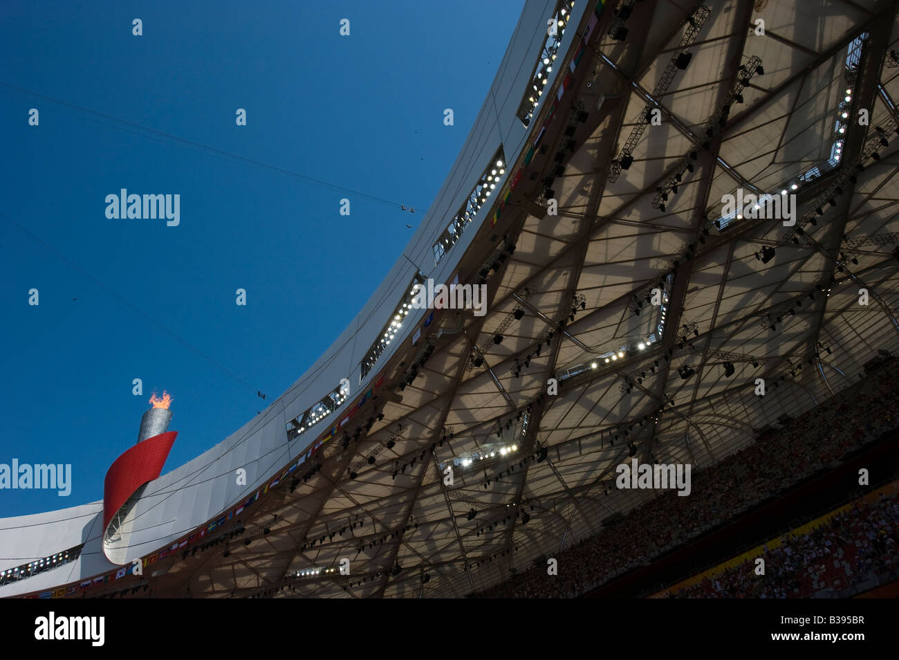 Olympische Flamme im National Stadium, auch bekannt als Vogelnest, während der Olympischen Spiele 2008, gegen blauen Himmel, China Stockfoto