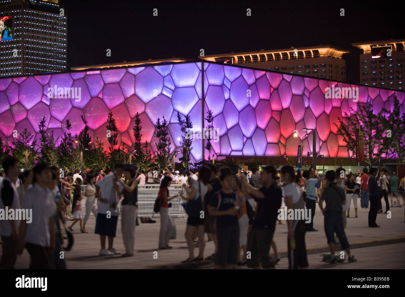 Menschen versammeln sich vor dem Beijing National Aquatics Center, auch bekannt als Water Cube, während der Olympischen Spiele 2008 in Peking Stockfoto