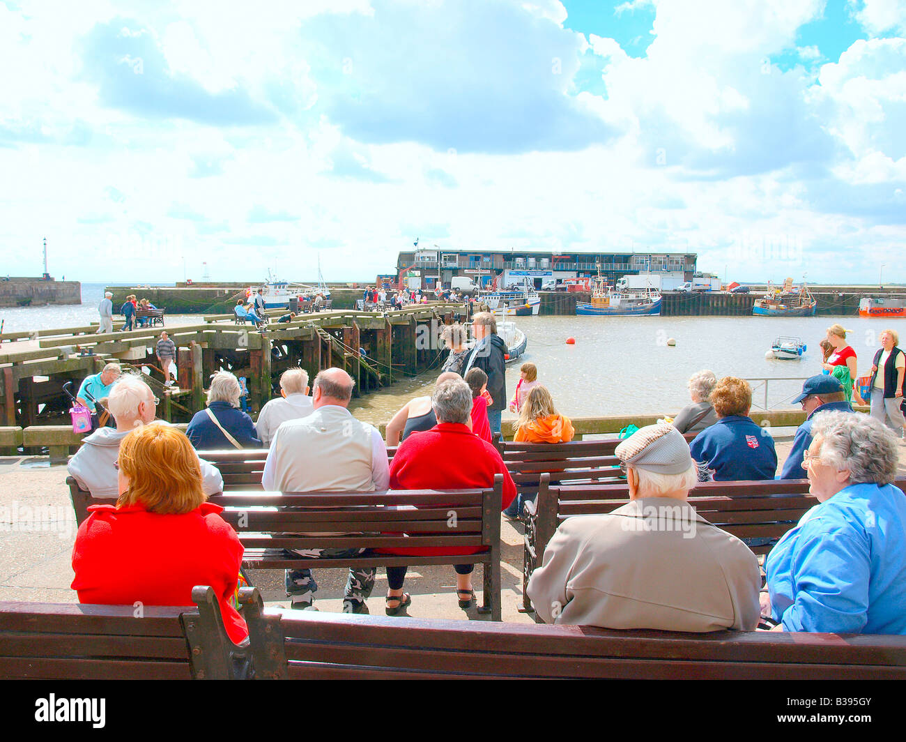 Besucher und Touristen, entspannen, beobachten das rege Treiben am Hafen, Bridlington, Norden Y Orkshire, uk. Stockfoto