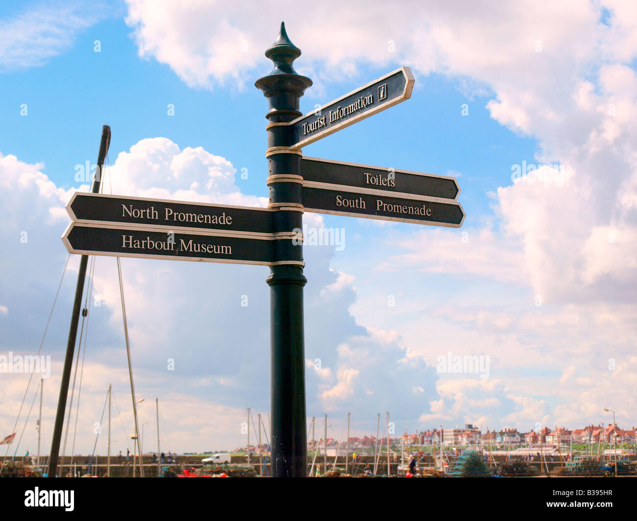 Wegweiser Indicatates Anfahrt wichtige Orte des Interesses an der Hafenseite, Bridlington, North Yorkshire, England. Stockfoto