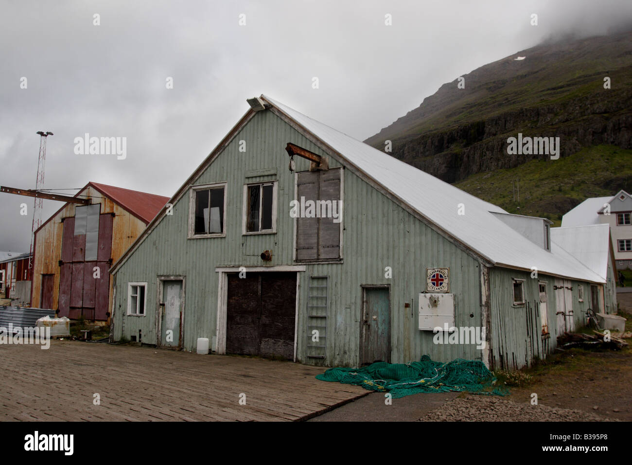 Alten Hafengebäude in Seyðisfjörður, einem kleinen Dorf im Osten von Island. Stockfoto