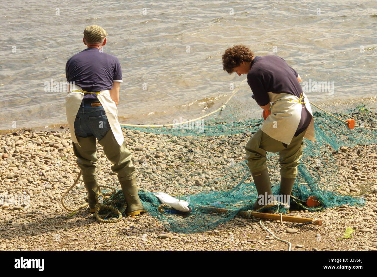 Immobilien-Arbeiter im Paxton House auf dem Fluss Tweed in der Nähe von Berwick schleppen ein Netz für Lachs Stockfoto