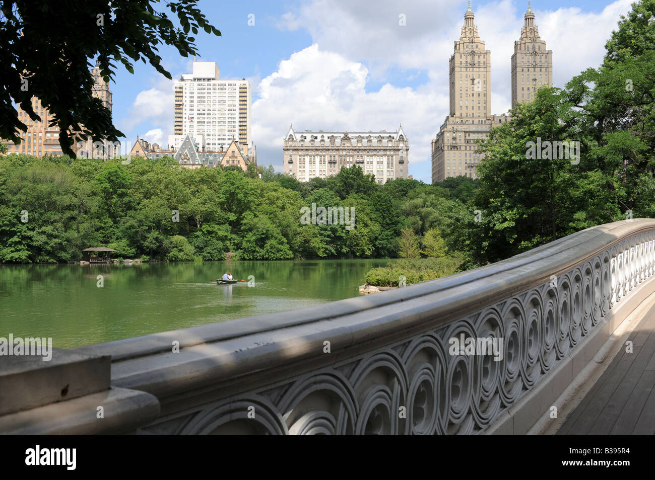 Blick auf Central Park West aus Bogenbrücke Stockfoto