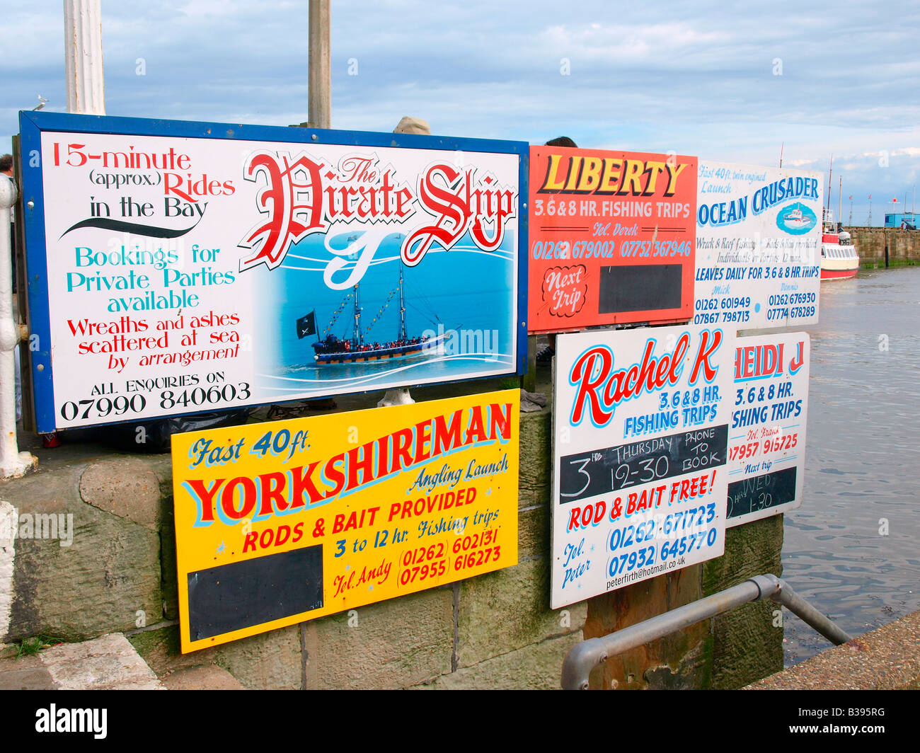 Werbetafeln für Sportboote in Bridlington, North Yorkshire, England. Stockfoto