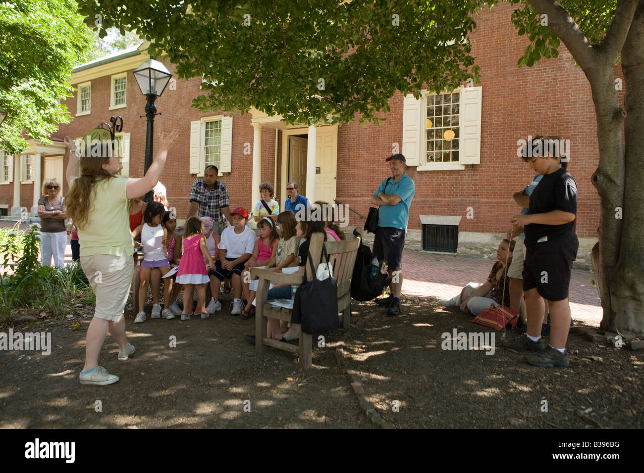 Geschichtenerzähler unterhält erzieht Touristen außerhalb Quaker Free Church in Philadelphia Pennsylvania Stockfoto