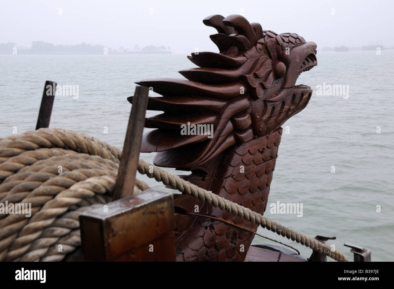 Geschnitzte hölzerne Boot Drachenkopf Halong Bucht Vietnam Stockfoto