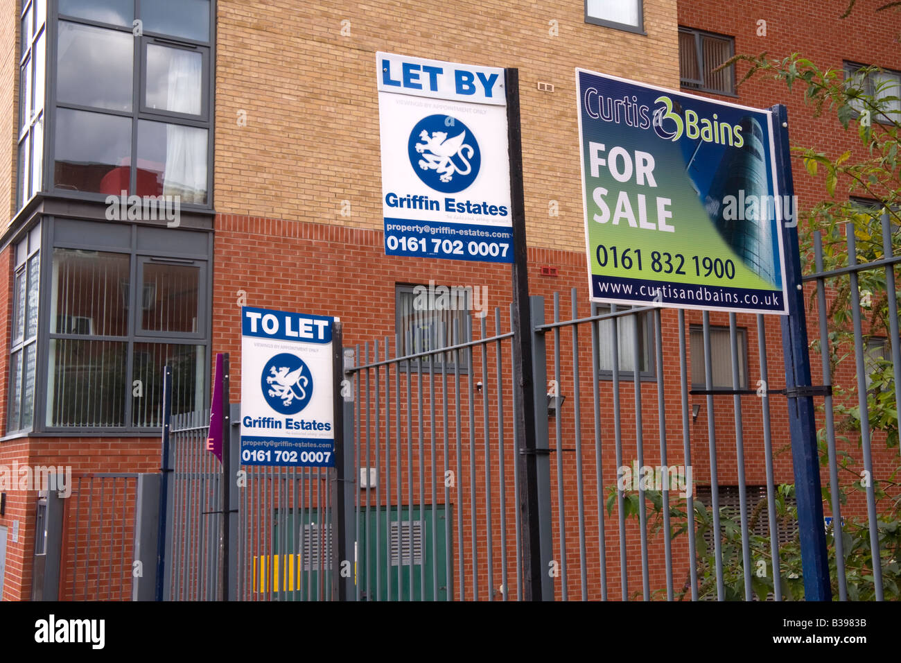 "Zu vermieten" Zeichen im Quartier grün, Wohnung Entwicklungsgebiet der zentralen Manchester, UK Stockfoto