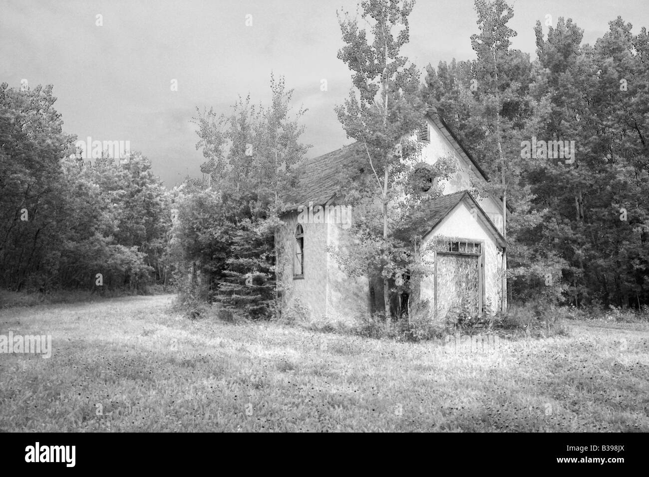Alte Kirche in Manning Bereich aufgegeben (Infrarot-Effekt), Alberta Stockfoto