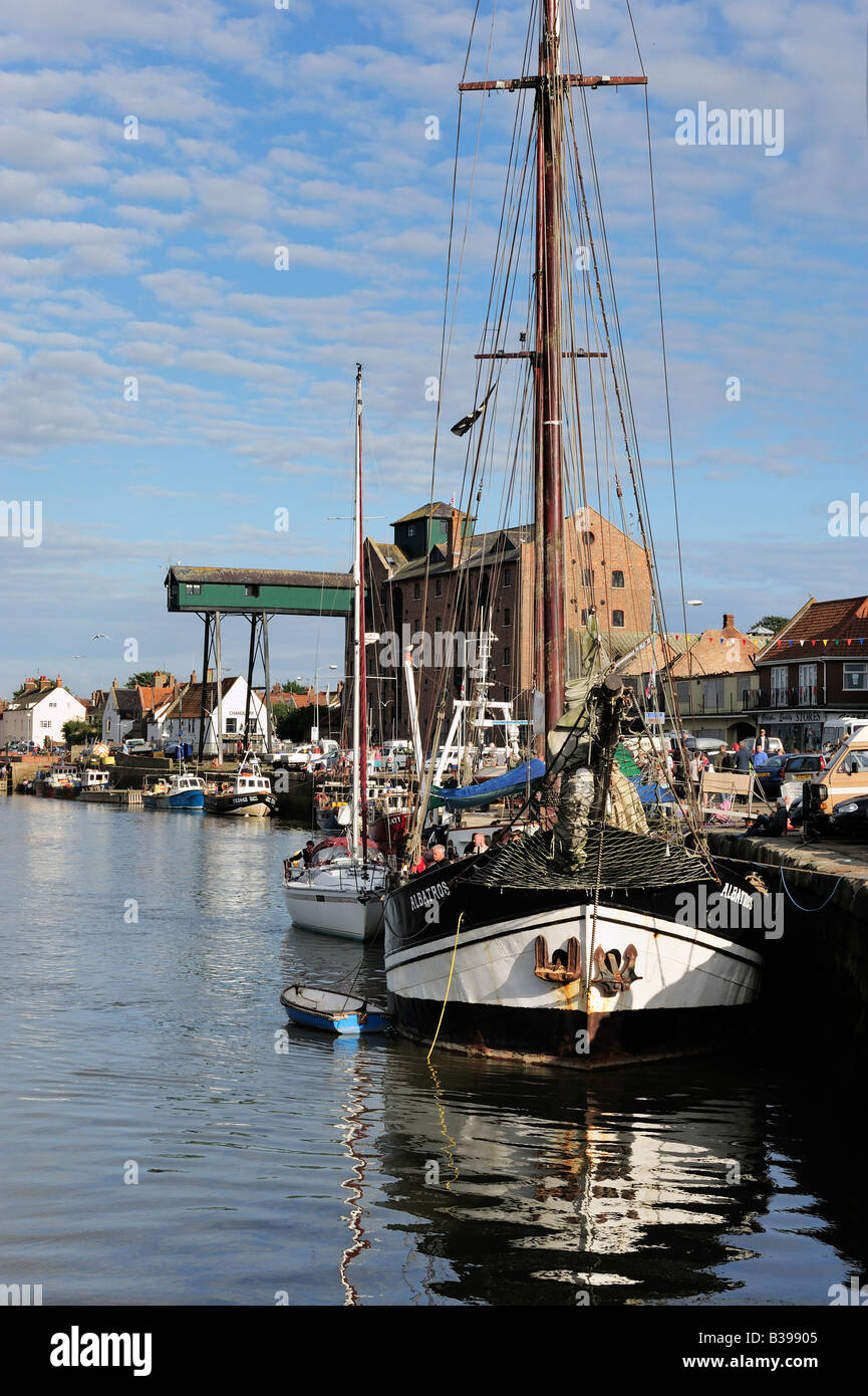 Der Hafen mit dem Segelschiff Albatros am Wells-Next-the-Sea, Norfolk Stockfoto