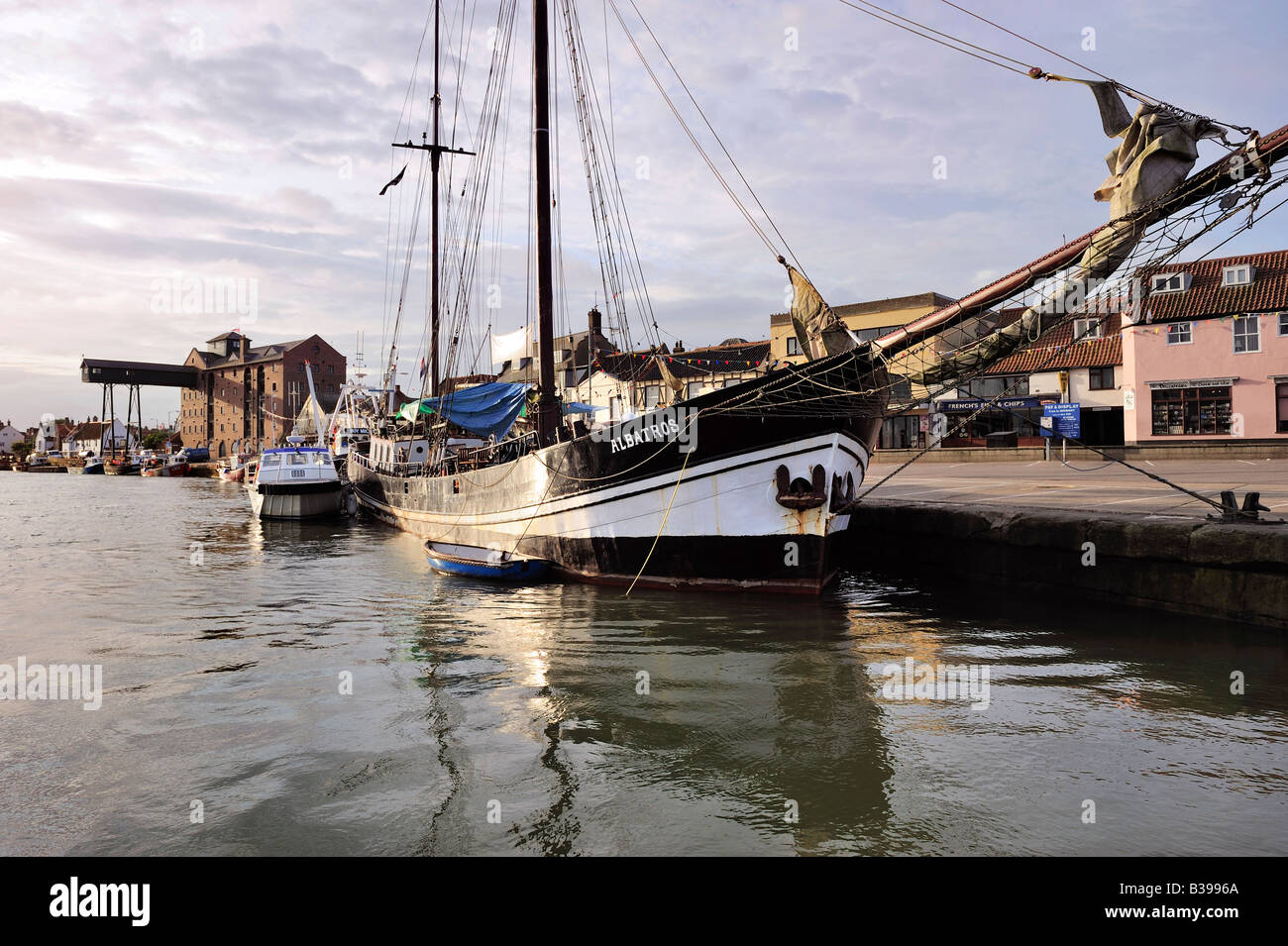 Der Hafen mit dem Segelschiff Albatros am Wells-Next-the-Sea, Norfolk Stockfoto