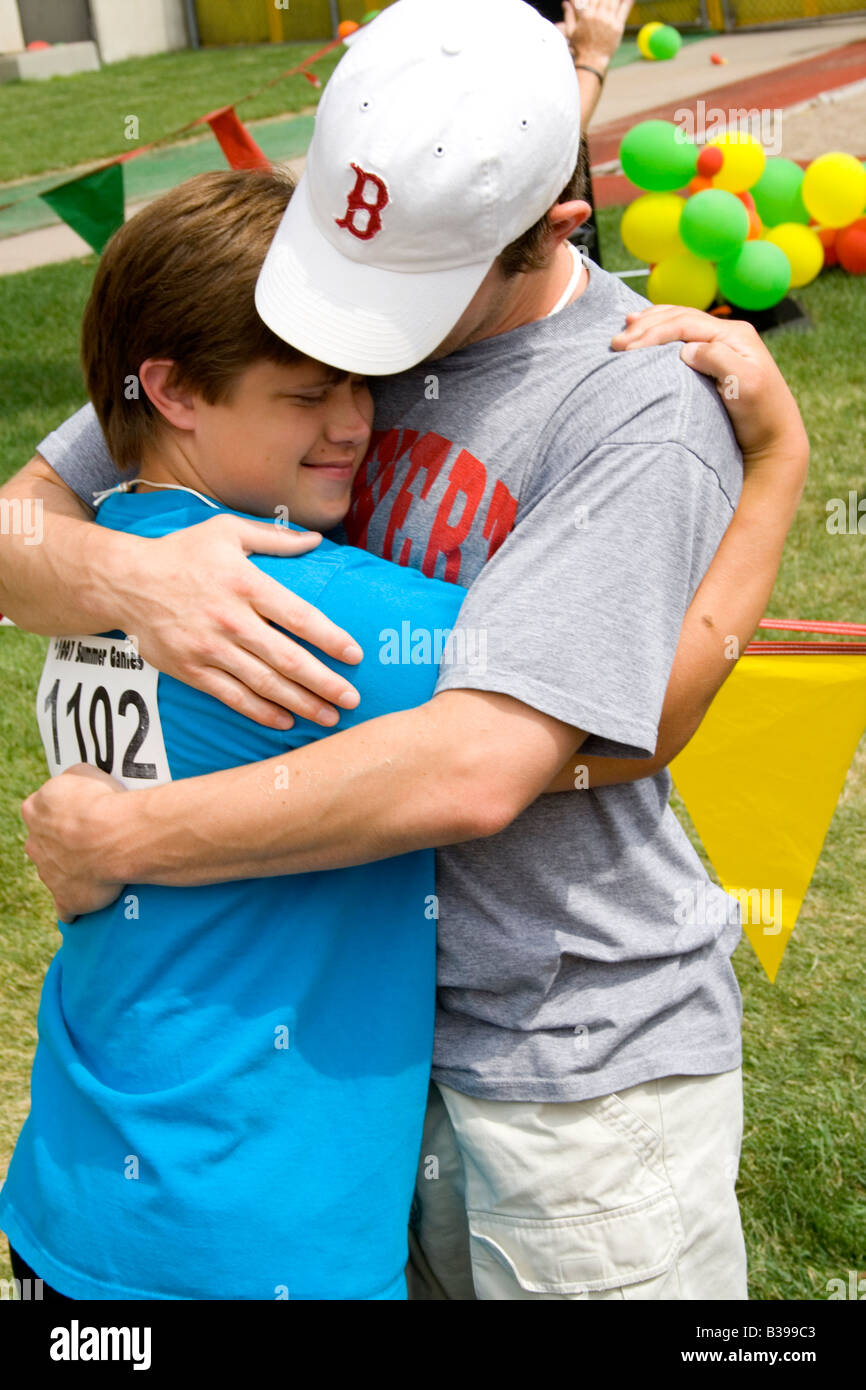 Freunde umarmen nach der Preisverleihung. Special Olympics U M Bierman athletischen Komplex. Minneapolis Minnesota USA Stockfoto