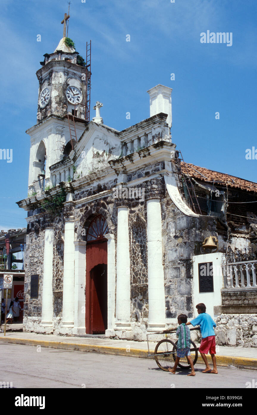 Jungen schob einen hausgemachten Wagen neben der Kirche in der Stadt von San Blas, Nayarit, Mexiko Stockfoto