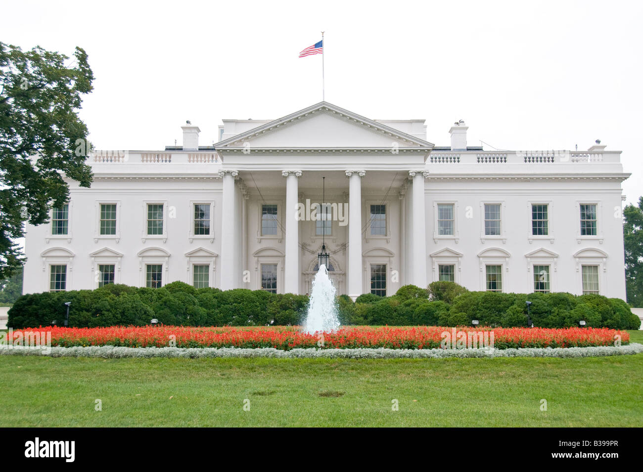 Außenansicht des Weißen Hauses Washington D.C. // WASHINGTON, D.C., Vereinigte Staaten — das Weiße Haus, der offizielle Wohnsitz und Arbeitsplatz des Präsidenten der Vereinigten Staaten, steht an der 1600 Pennsylvania Avenue NW. Dieses ikonische neoklassizistische Gebäude ist seit John Adams im Jahr 1800 das Zuhause jedes US-Präsidenten. Es ist ein Symbol der amerikanischen Präsidentschaft und ein bedeutender Meilenstein in der Hauptstadt des Landes. Stockfoto