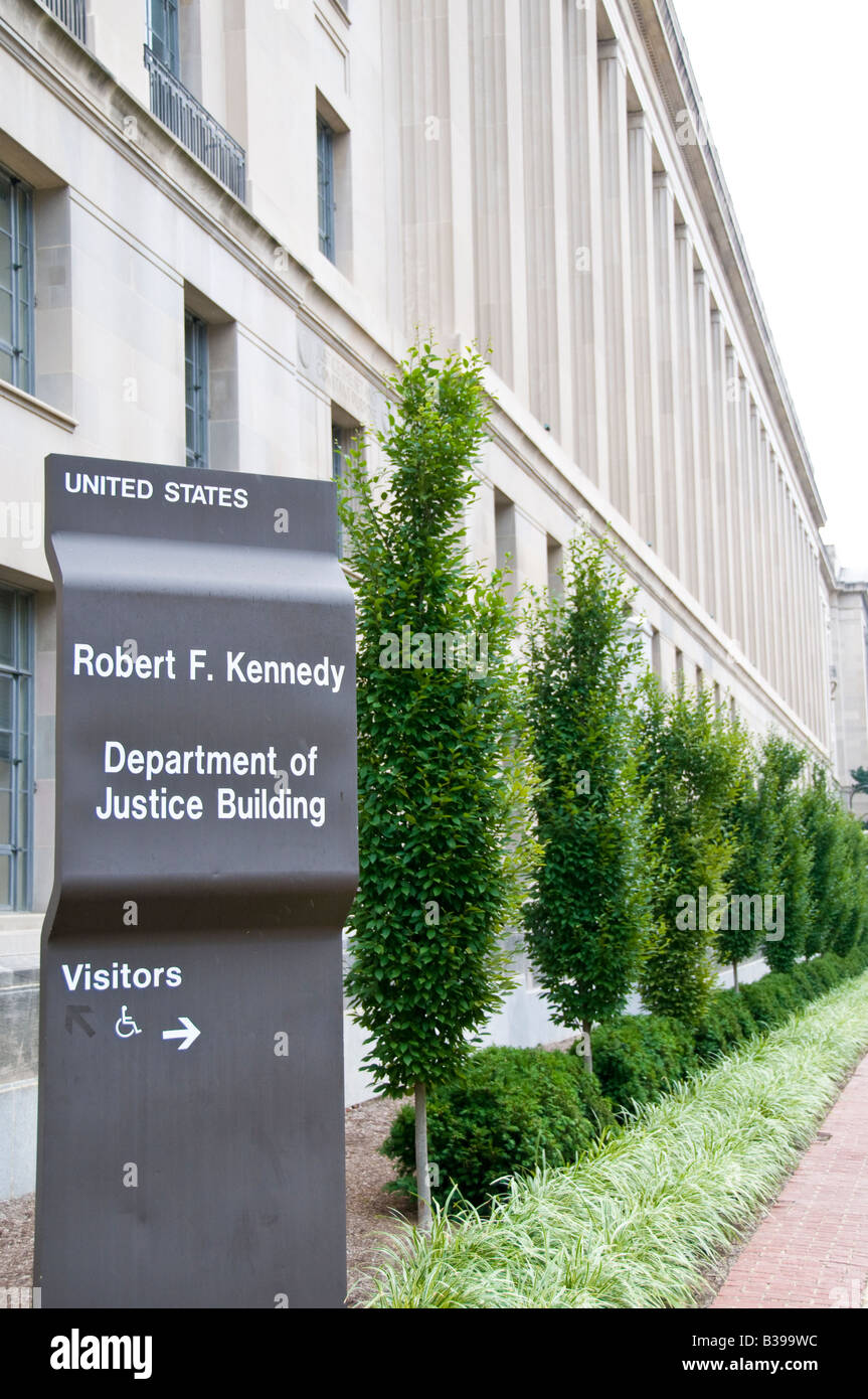 WASHINGTON DC, Vereinigte Staaten – das United States Department of Justice Building, oft auch Robert F. Kennedy Department of Justice Building genannt, ist ein imposantes architektonisches Bauwerk im Herzen der Hauptstadt der Nation. Als Hauptquartier für die USA Das neoklassizistische Gebäude des Justizministeriums zeugt von dem anhaltenden Engagement der Nation für die Strafverfolgung und die Prinzipien der Gerechtigkeit. Stockfoto