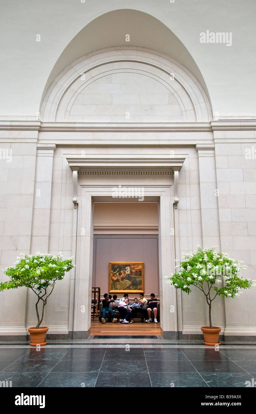 WASHINGTON DC, USA – die National Gallery of Art ist ein Kunstmuseum in der National Mall in Washington, D.C. Das Museum wurde 1938 vom US-Kongress gegründet, mit Baugeldern und einer umfangreichen Kunstsammlung, gespendet von Andrew W. Mellon, sowie großen Kunstwerken, gespendet von Lessing J. Rosenwald, italienischer Kunstspenden von Samuel Henry Kress, Und mehr als 2.000 Skulpturen, Gemälde, dekorative Kunstwerke und Porzellane von Joseph E. Widener. Aufgrund solcher Vermächtnisse beherbergt die Nationalgalerie heute eine der schönsten Sammlungen von Stockfoto