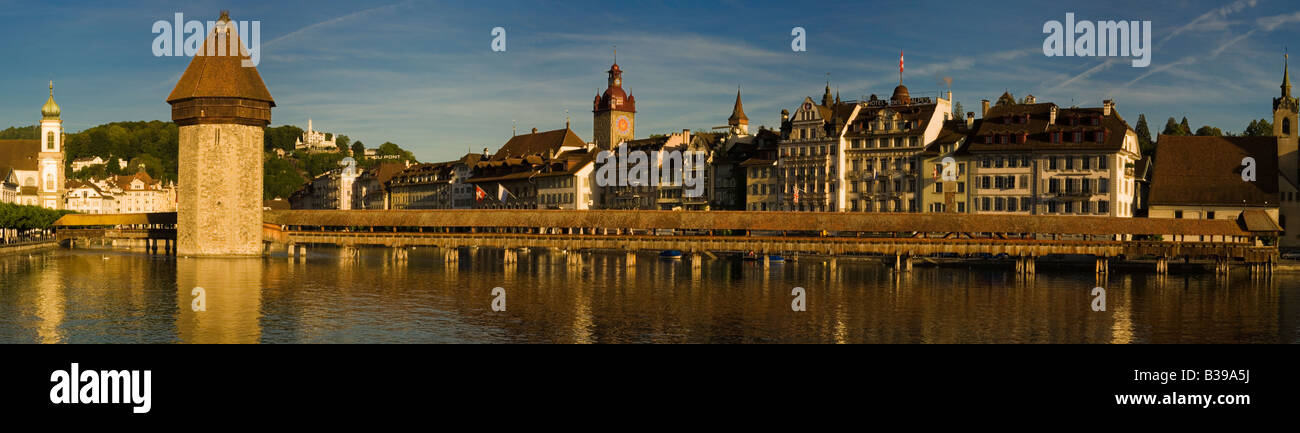 Panoramablick auf Luzern Schweiz, Kapelle Tower, gedeckte Holzbrücke, See Luzern, Hotel Gutch, Waterfront Shopping, Tourismus Bereich Stockfoto