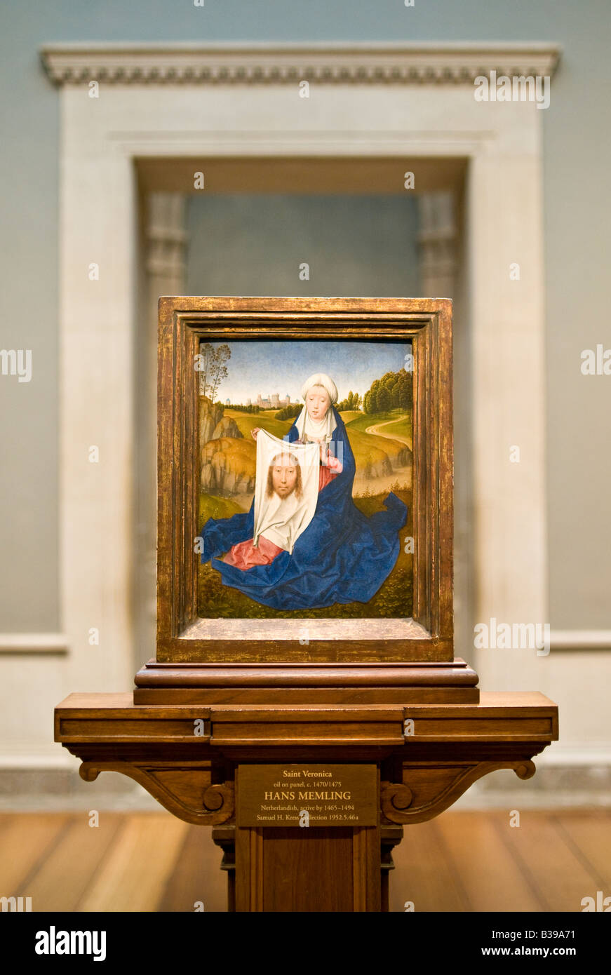 National Gallery of Art Saint Veronica Painting Washington DC // WASHINGTON, D.C. — In der National Gallery of Art ist Ein Ölgemälde aus dem 15. Jahrhundert mit dem Titel „Saint Veronica“ des niederländischen Künstlers Hans Memling ausgestellt Das um 1470–1475 entstandene religiöse Werk zeigt die Heilige Veronica, die traditionell dafür bekannt ist, das Gesicht Christi während seiner Reise nach Kalvaria mit ihrem Schleier abzuwischen. Memling, der von etwa 1465 bis zu seinem Tod 1494 tätig war, war einer der bedeutendsten Maler der Nördlichen Renaissance in Brügge. Das Gemälde veranschaulicht Memlings akribische Aufmerksamkeit für d Stockfoto