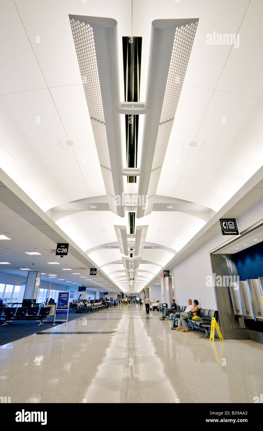 George Bush Intercontinental Airport Interior Houston // HOUSTON, Texas, Vereinigte Staaten — das Innere des George Bush Intercontinental Airport (IAH) ist ein modernes und geschäftiges Flugdrehkreuz. Diese weitläufige Anlage, einer der geschäftigsten Flughäfen in den Vereinigten Staaten, verfügt über große Hallen mit hohen Decken, zahlreiche Check-in-Schalter, Sicherheitskontrollen und eine Vielzahl von Geschäften und Restaurants. Als bedeutendes internationales Gateway und Drehkreuz von United Airlines spiegelt das Design des Flughafens seine Rolle bei der Erleichterung des innerstaatlichen und globalen Flugreisens wider. Stockfoto