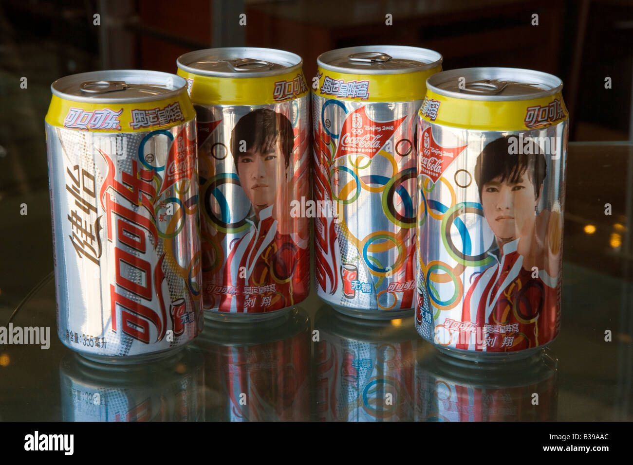 Gruppe von vier spezielle Olympische Spiele 2008 Coca Cola-Dosen mit Porträt des chinesischen Athleten Liu Xiang JMH3211 Stockfoto