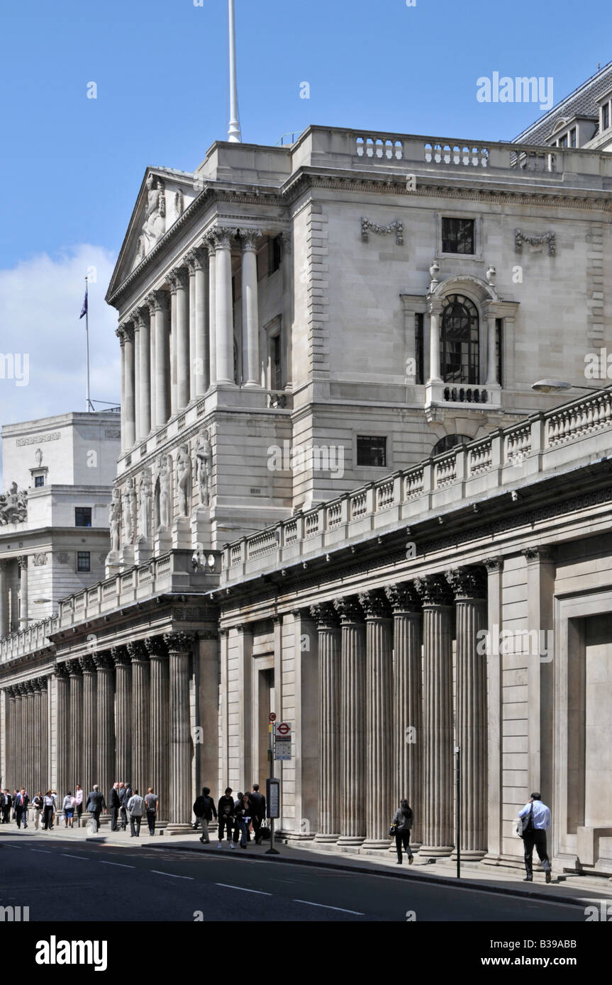 Die Vorderseite der Bank of England in der Threadneedle Street in der City of London Stockfoto