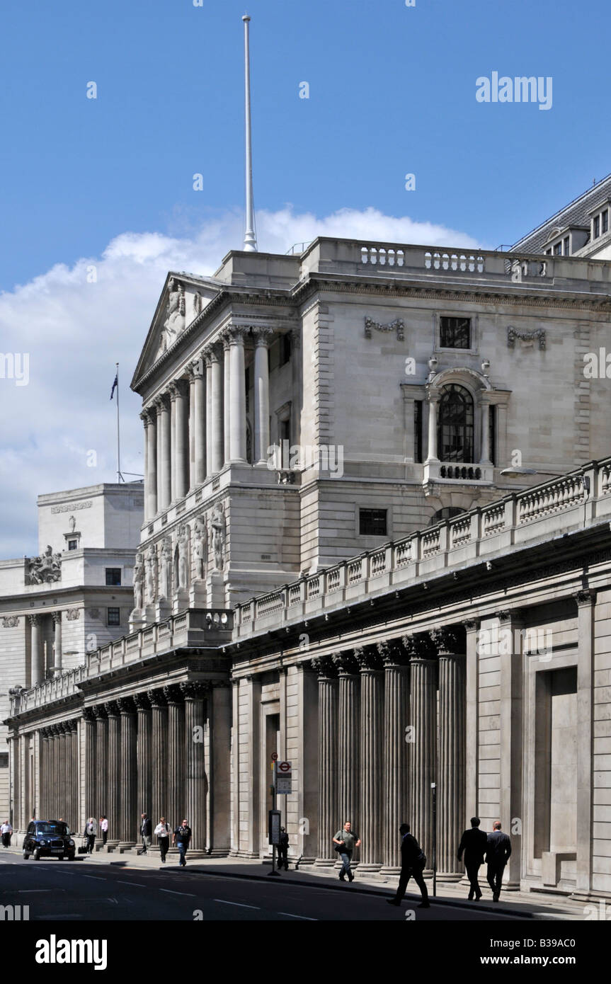 Die Vorderseite der Bank von England in Threadneedle Street in der City von London England Großbritannien Stockfoto