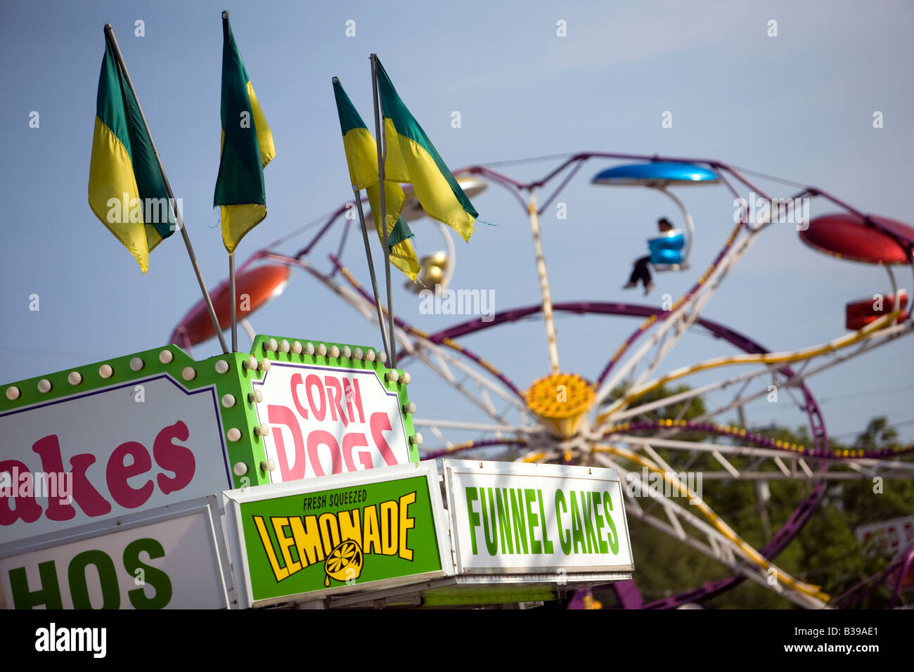 Ein Karneval-Imbiss-Stand und Fallschirmjäger fahren am Frisco Fest in Rogers, Arkansas, Vereinigte Staaten von Amerika Stockfoto