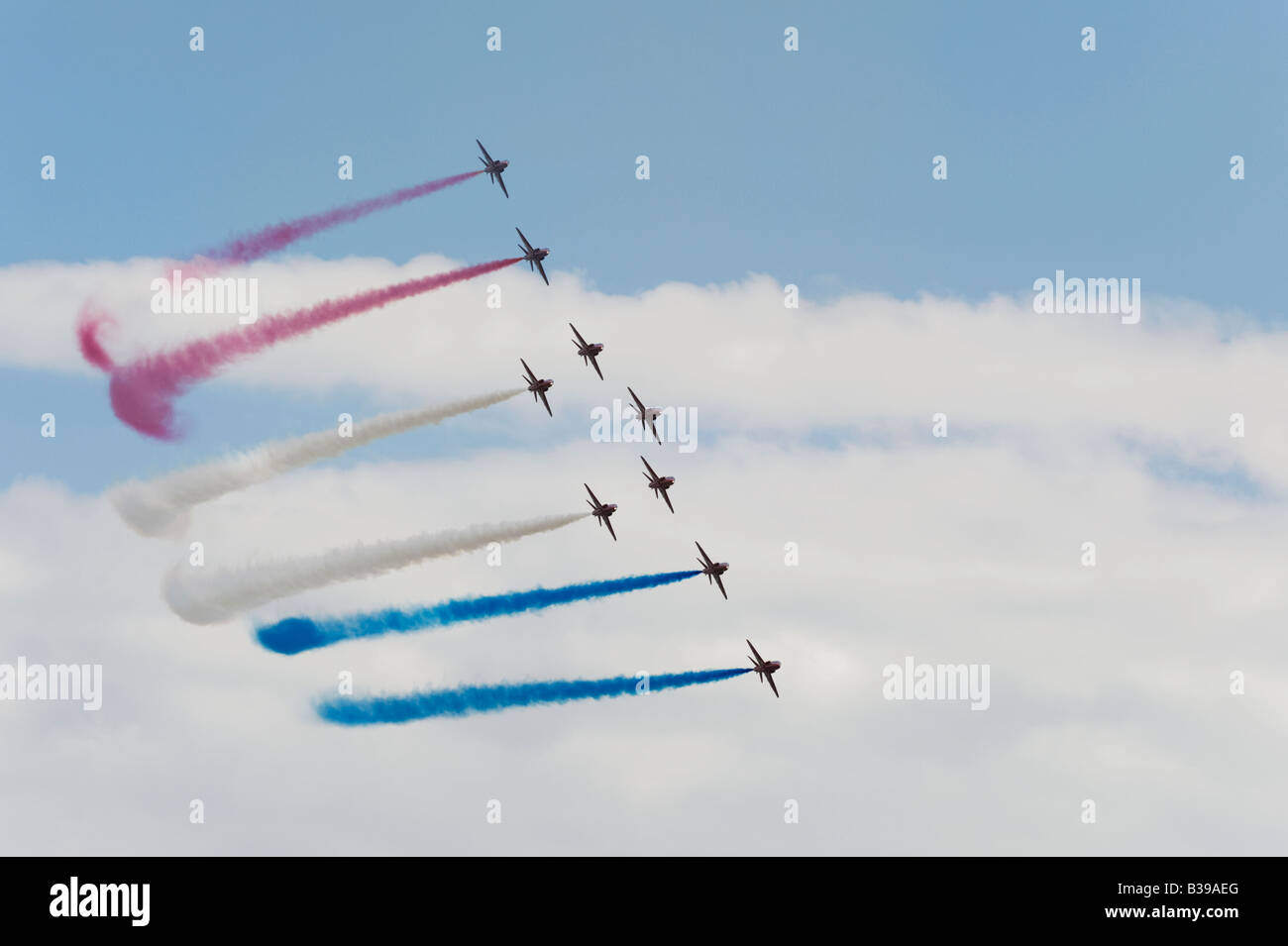 Kunstflugstaffel der Royal Air Force, The Red Arrows mit farbigen Rauch Wanderwege Stockfoto