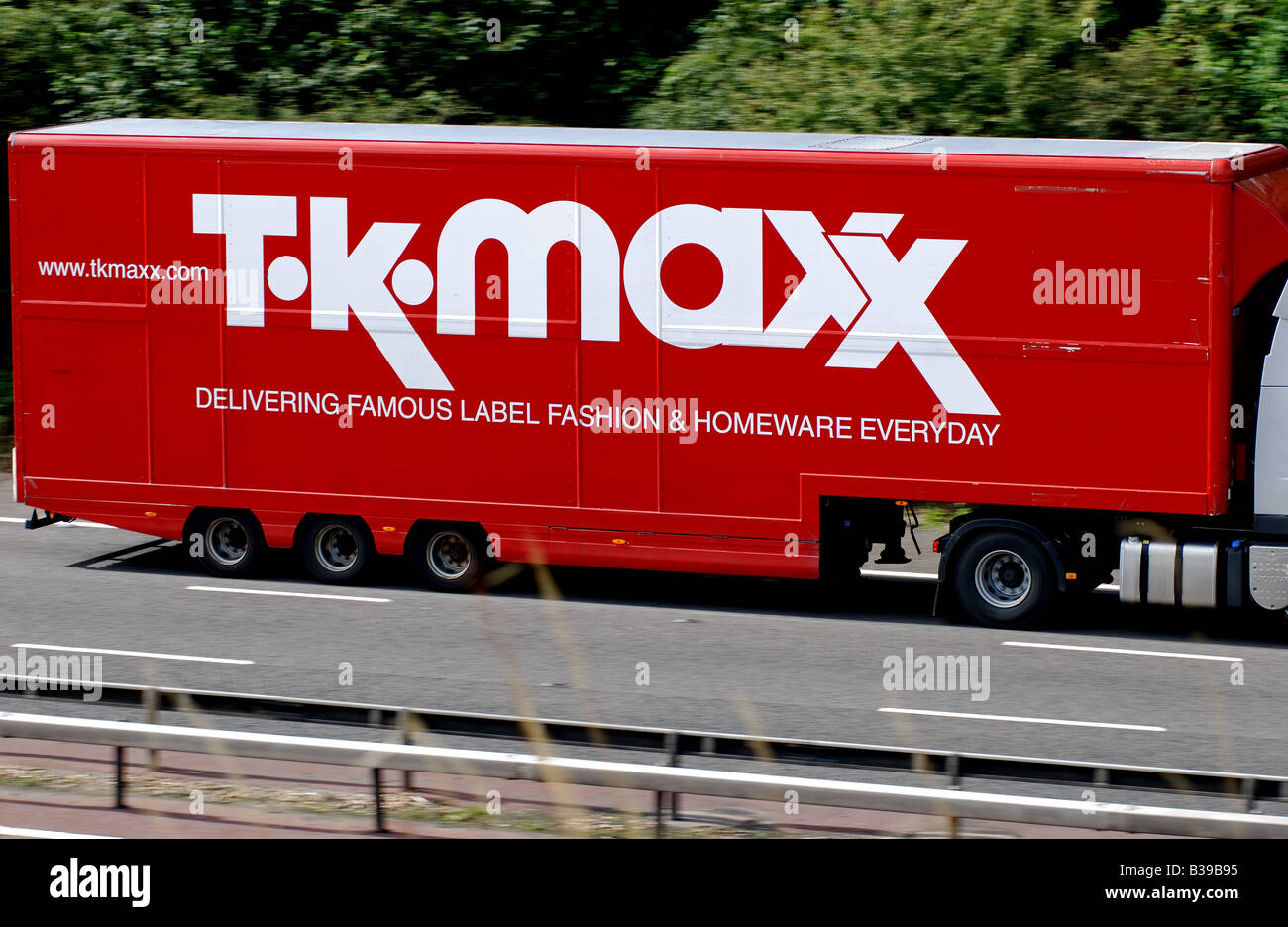 T-K-Maxx LKW Geschwindigkeit auf M40 Autobahn, Warwickshire, England, UK Stockfoto