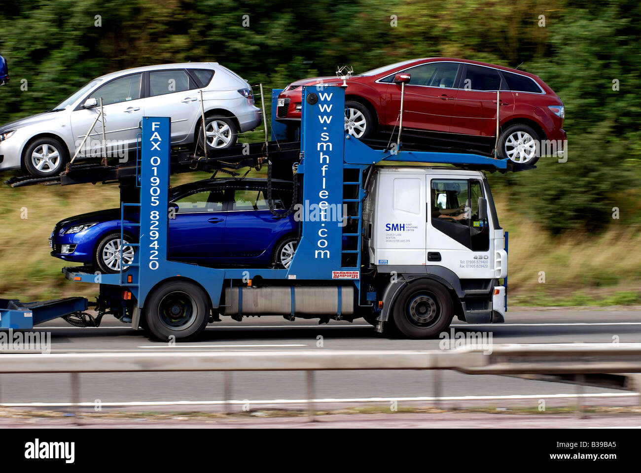 Auto Transport Transporter Gebrauchtwagen auf Autobahn M40 England UK Stockfoto