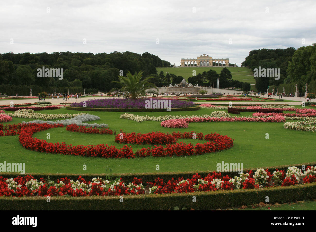 Blick auf den Garten von der Gloriette im Schloss Schönbrunn, Wien, Österreich Stockfoto