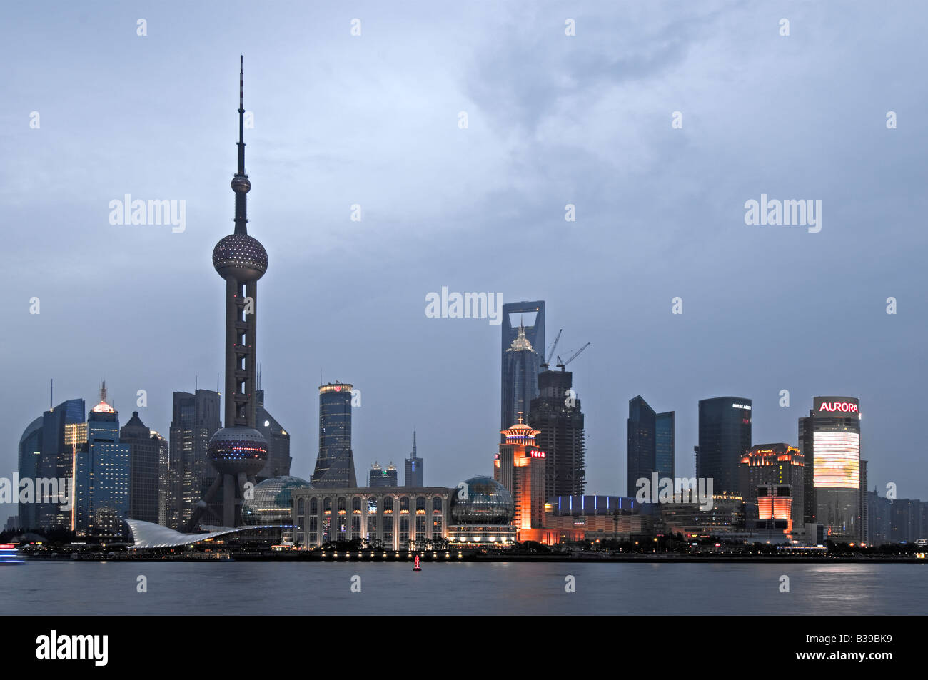 Pudong-Bereich in der Abenddämmerung in Shanghai vom Bund (Westbank des Huangpu-Flusses) aus gesehen Stockfoto