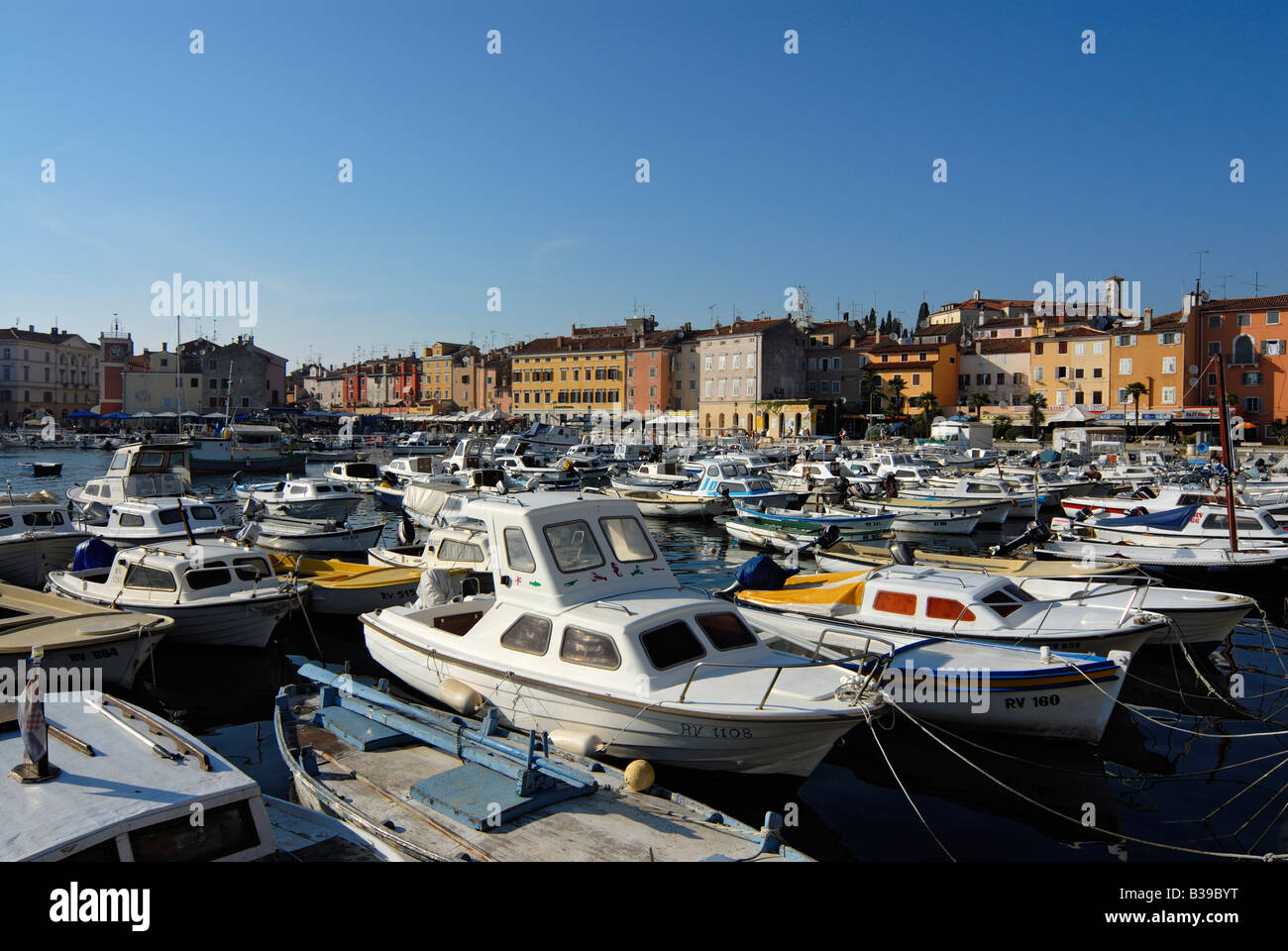 Boote-Yachten im Hafen Marina im Zentrum von Rovinj in Istrien Kroatien Stockfoto