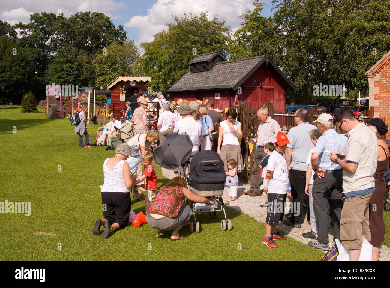 Menschen Queing für Zugfahrt am Bressingham, Norfolk, Großbritannien Stockfoto