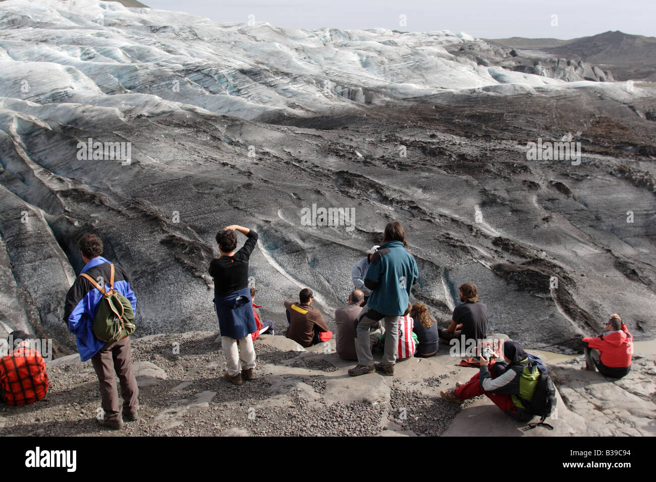 Touristen, die gerade Svinafellsjokull Gletscher in Skaftafell-Nationalpark, Island. Stockfoto